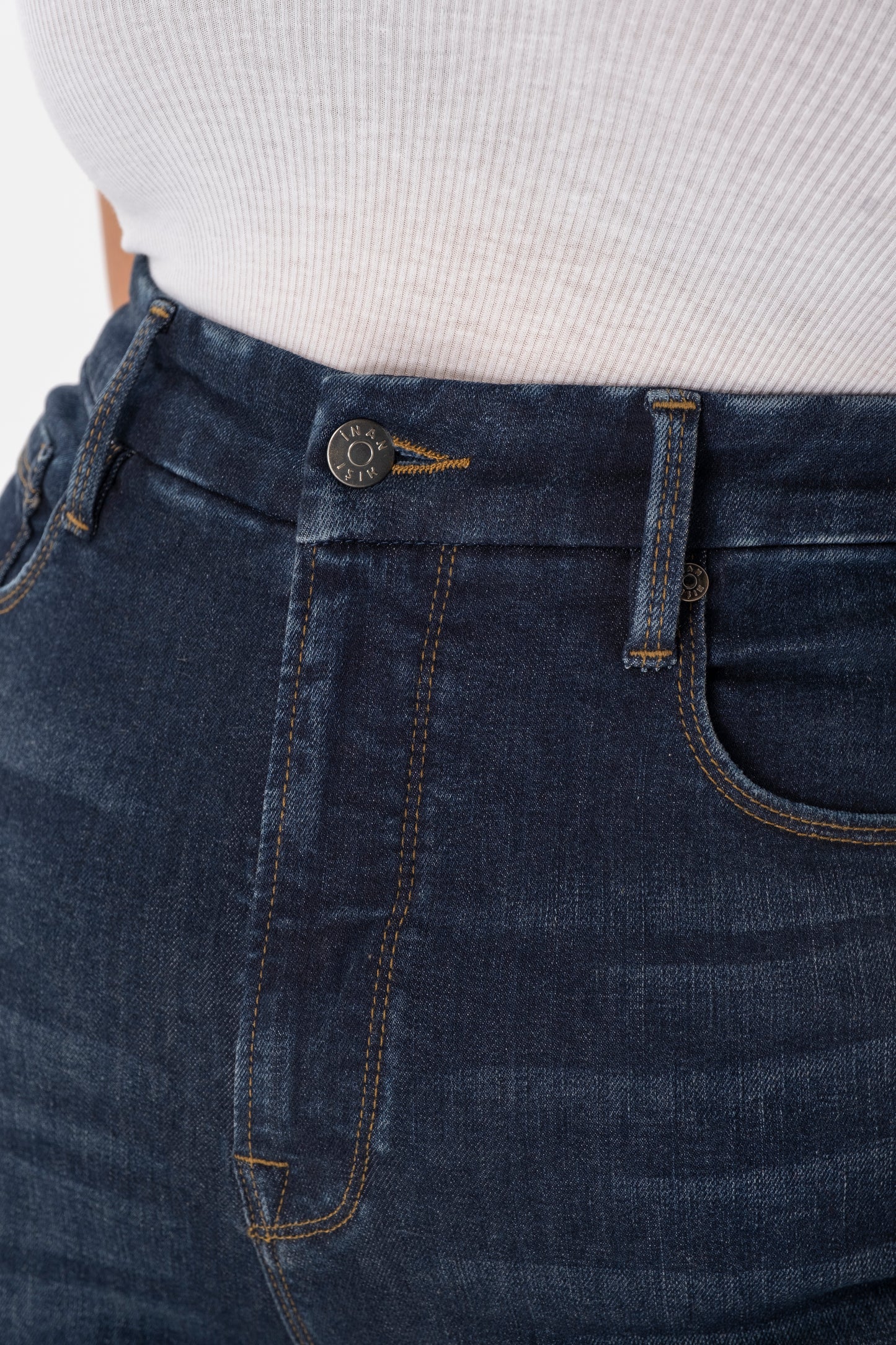 Plus size jeans for women in size 44 -54. Shop the skinny and straight leg jeans in light blue, dark blue and black at INAN ISIK.