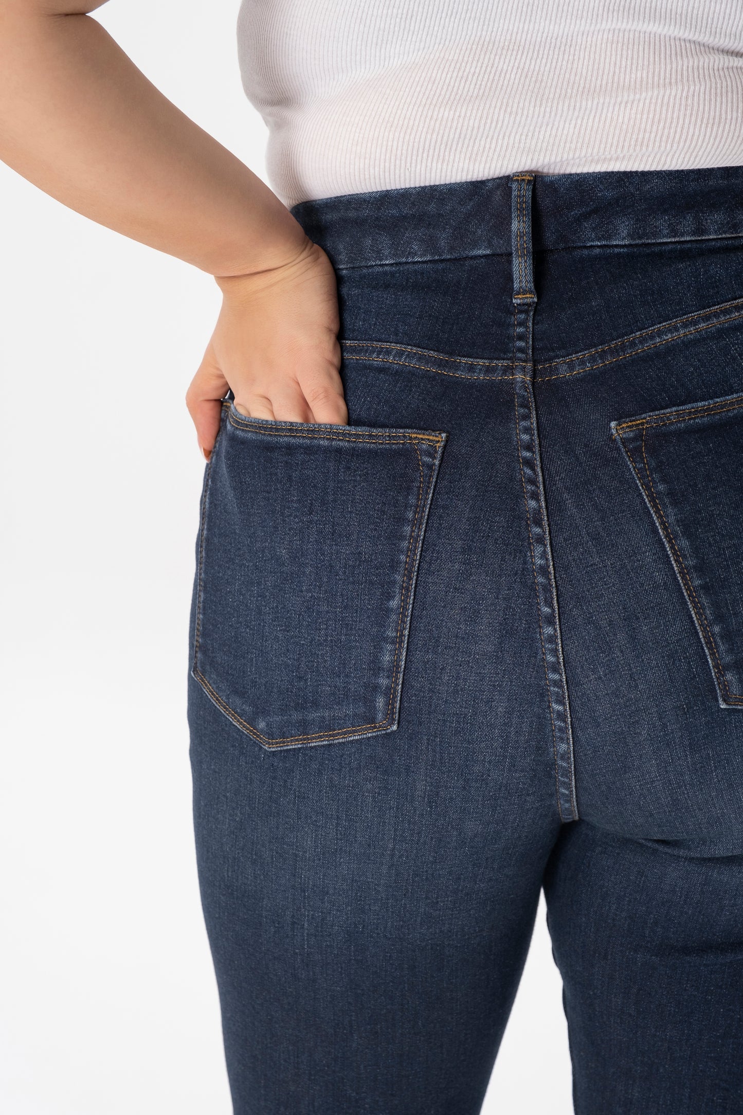 Find skinny and staight leg jeans at INAN ISIK. Ultra high waisted, high rise, skinny jeans in dark blue color.