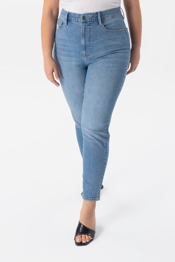Shop plus size jeans in light blue denim, high waisted, high rise and skinny fit. Shop the plus size clothing for curvy women at INAN ISIK