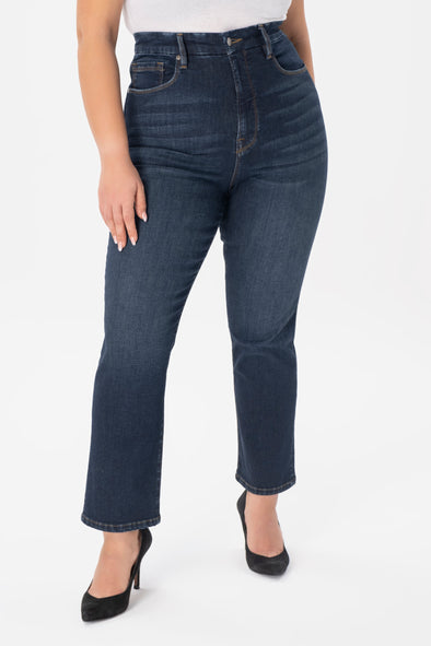 Women´s plus size jeans in dark blue color with high waist and straight leg sit detail. Shop the plus size women´s clothing at INAN ISIK 
