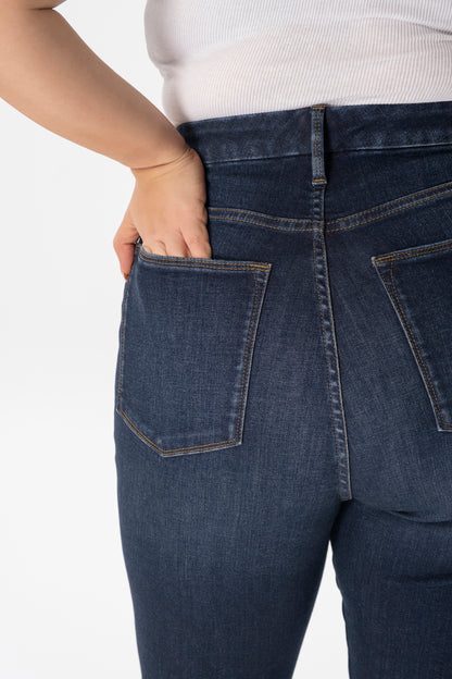 Find skinny and staight leg jeans at INAN ISIK. Ultra high waisted, high rise, skinny jeans in dark blue color.
