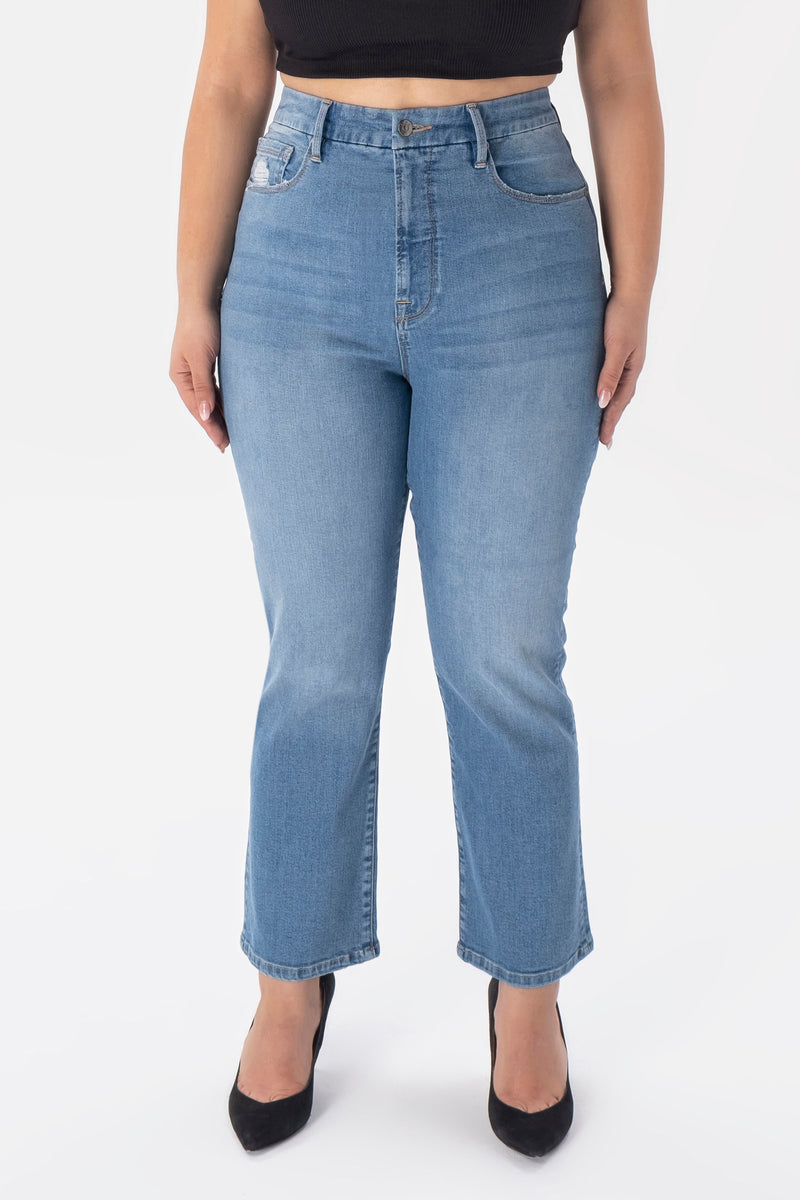 HIgh waisted, straight leg plus size jeans in light blue color. Shop the plus size jeans colletion at INAN ISIK. 