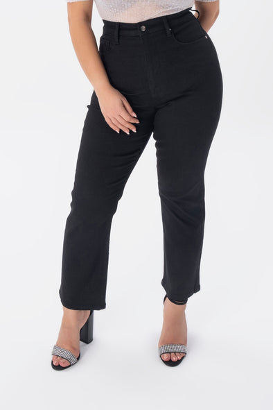 High waisted, high rise, straight leg, black pants for plus size women. Shop the plus size clothing in Denmark at INAN ISIK.