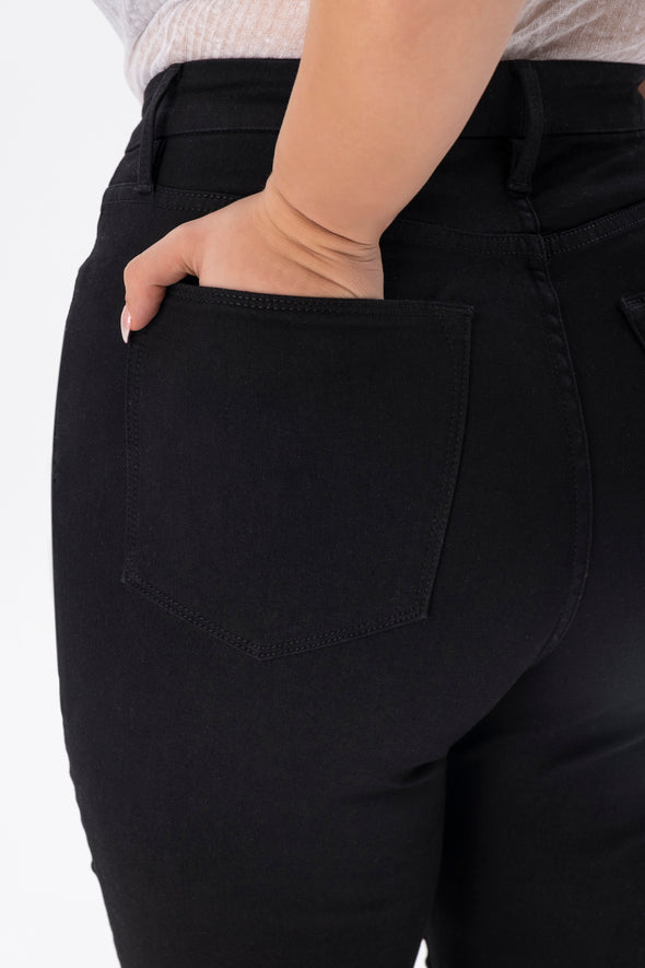 Shop plus size jeans for women at INAN ISIK. Ultra high waisted, high rise, skinny jeans designed for curvy women.