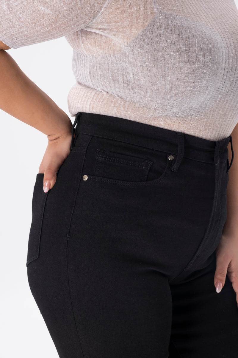 Super high waisted plus size black pants in skinny and straight fit. Shop size 44, 46, 48, 50, 52, 54 at INAN ISIK.