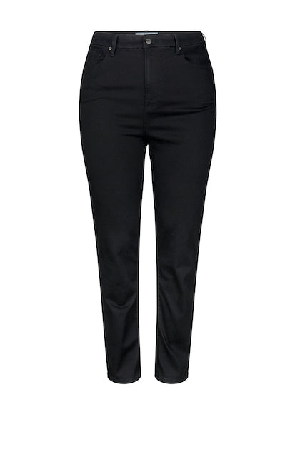 Shop plus size jeans for women at INAN ISIK. Ultra high waisted, high rise, skinny jeans designed for curvy women.