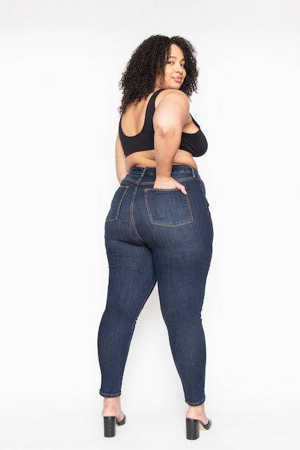 Super high waisted plus size jeans for curvy women. Free shipping in Denmark. Dark blue, high rise, skinny jeans in size 44, 46, 48, 50, 52, 54. Shop the plus size colelction at INAN ISIK