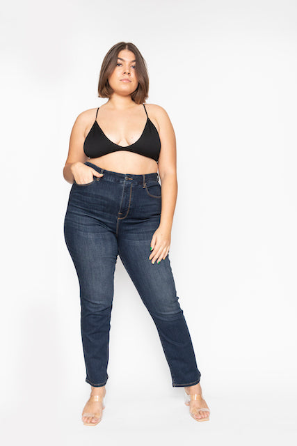 Women´s plus size jeans in dark blue, light blue and black colors. Ultra high waist, straight leg and high stretch. Shop the sustainable denim collection at INAN ISIK.