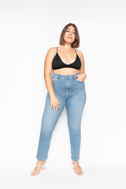 Plus size clothing designed in Denmark. Shop the plus size jeans collection of skinny, straight and flared jeans at INAN ISIK.
