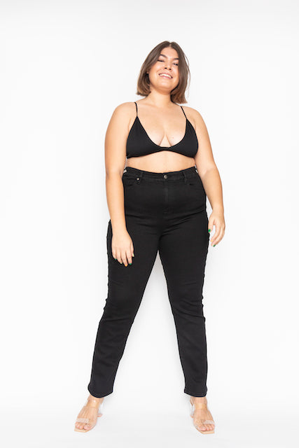 Shop plus size black jeans at INAN ISIK. The ultra high waist, curve hugging fit and ultimate stretch gives the outmost comfort.  The straight leg gives a casual feeling for everyday look.