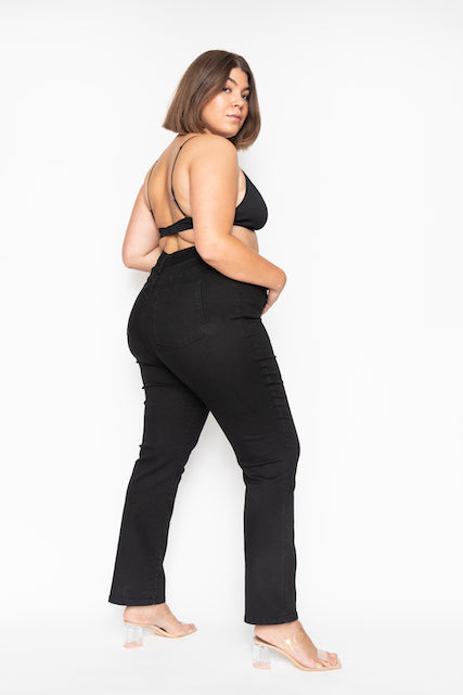 Shop plus size womens clothing at INAN ISIK. High waisted, curve hugging, straight leg, black jeans.
