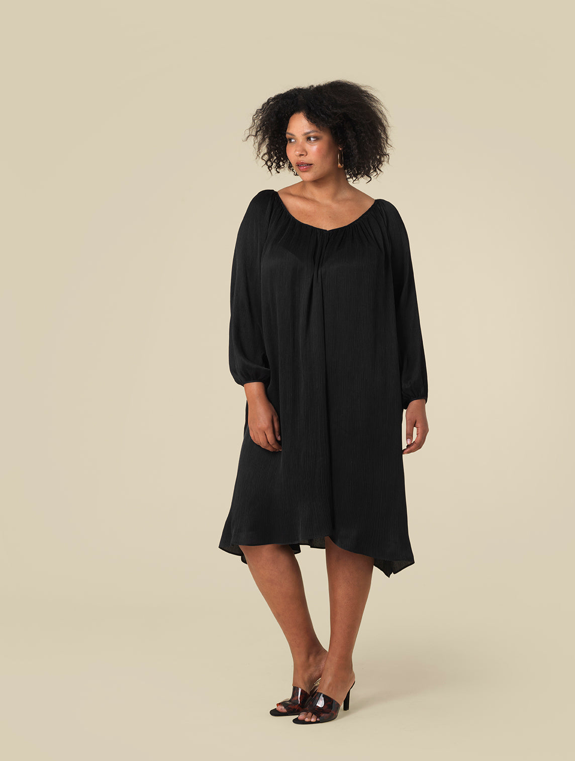 Discover women´s plus size silk dresses in colors and printed at INAN ISIK.